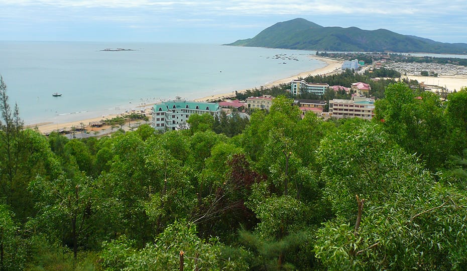 Thien Cam Beach Travel Guide – Mountains, Fishing Villages, and a 3-Kilometer Shoreline